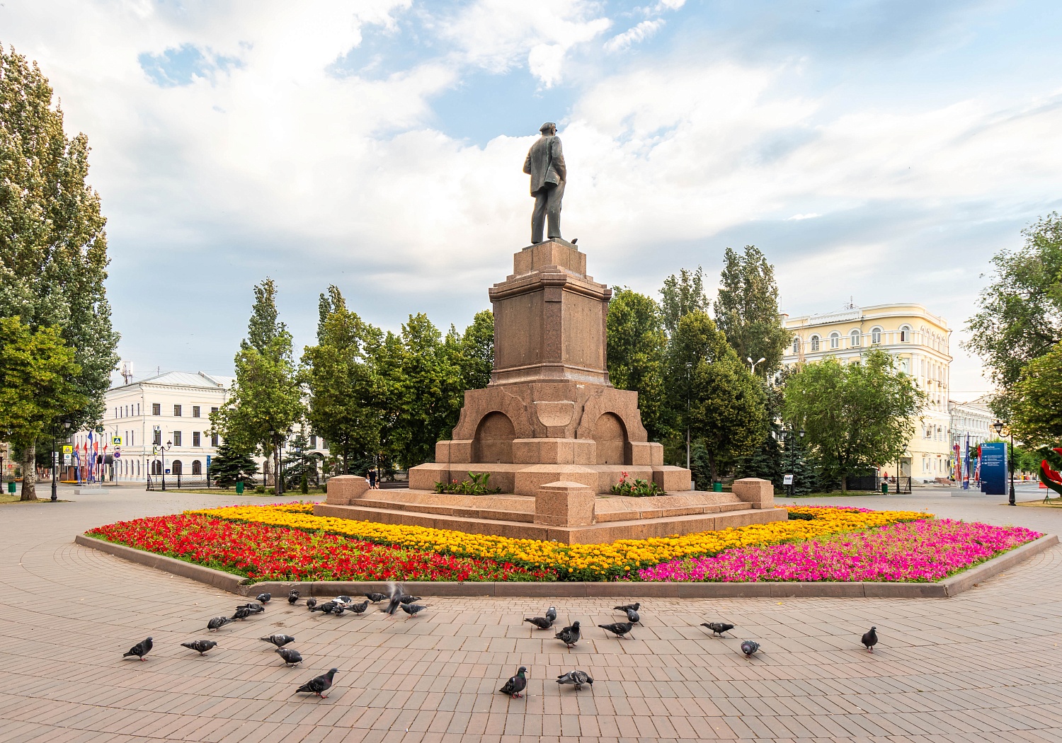 памятник ленину самара площадь революции. алексеевский сквер самара. ленин площадь революции самара. площадь революции самара памятник. площадь революции самара.
